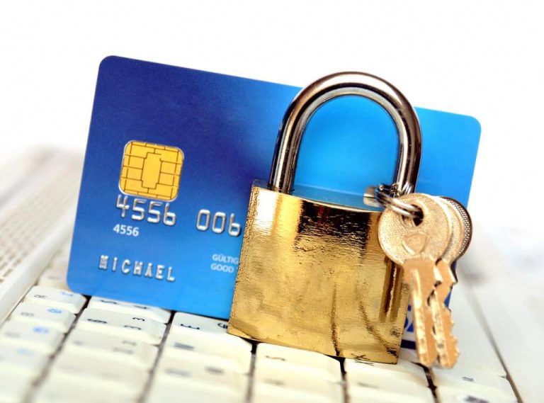 Приставам запретили списывать деньги со счетов без проверки источника дохода